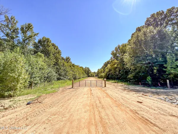 $499,000 | House-carlson House-Carlson Drive, Batesville, MS 38606