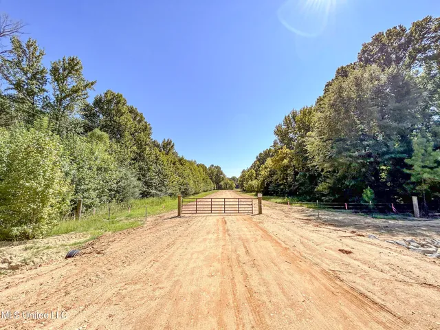 $499,000 | House-carlson House-Carlson Drive, Batesville, MS 38606