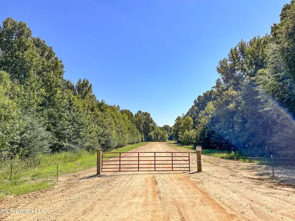 $499,000 | House-carlson House-Carlson Drive, Batesville, MS 38606