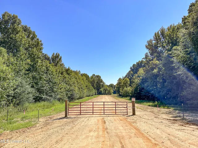 $499,000 | House-carlson House-Carlson Drive, Batesville, MS 38606