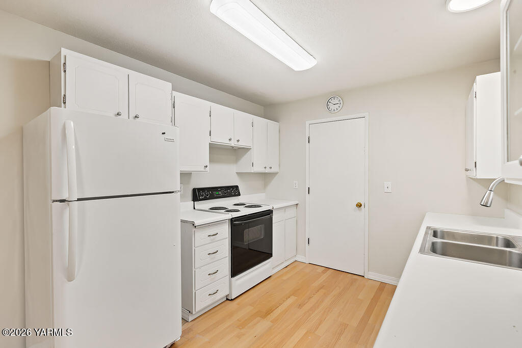 7610 Summitview Avenue, Unit 11 Yakima, WA 98908 - Photo 9 of 20 a white refrigerator freezer sitting in a kitchen