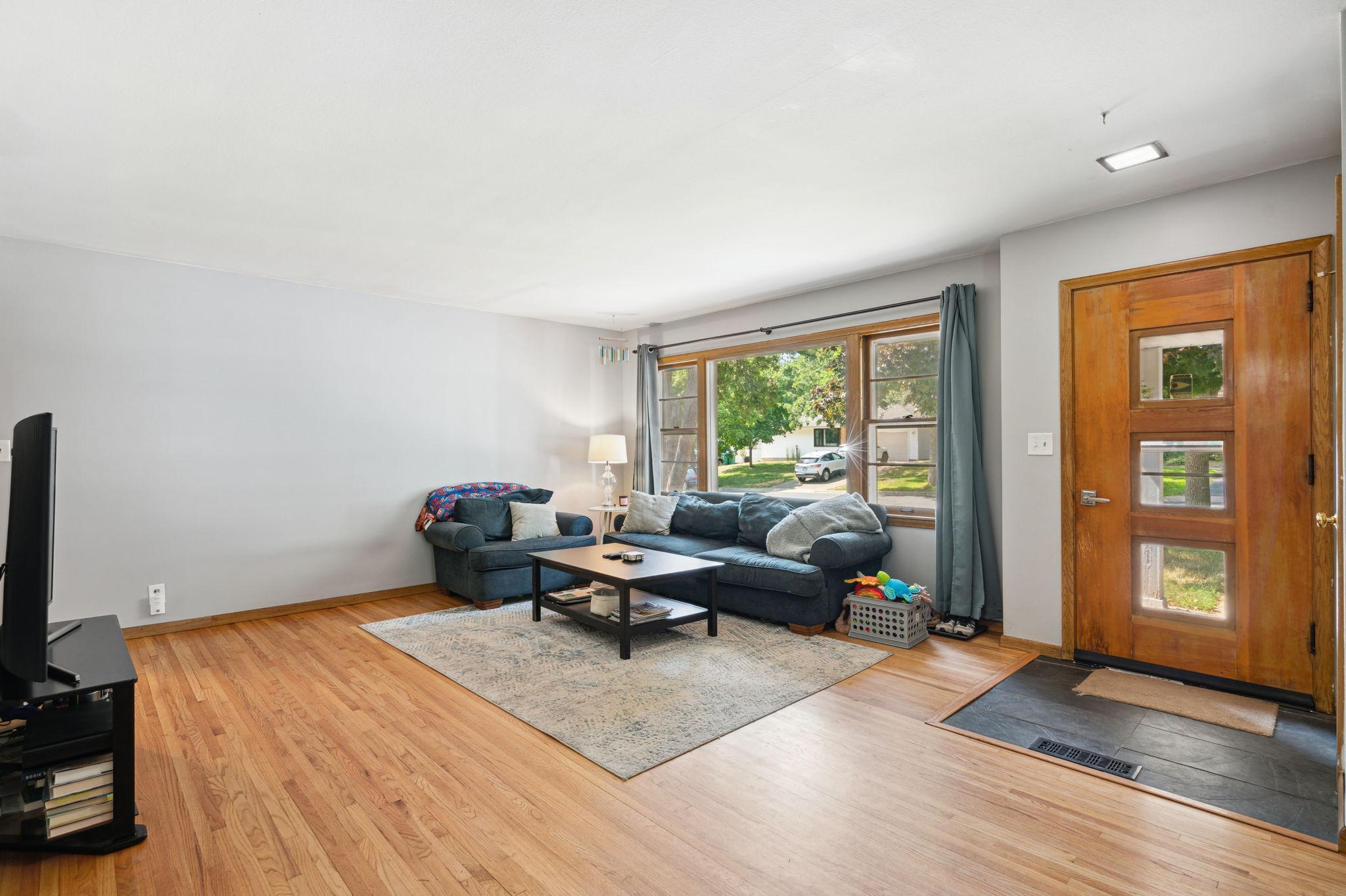 6819 Eliot View Road Minneapolis, MN 55426 - Photo 5 of 19 Gallery Image 5