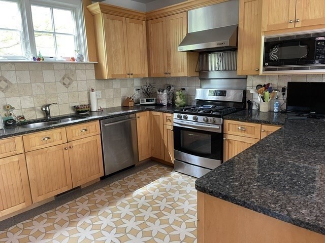 71 Abbottsford Road Brookline, MA 02446 - Photo 8 of 42