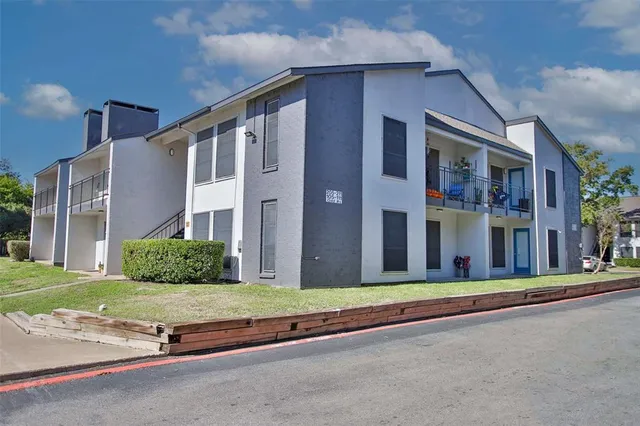 $945 | 1200 West Taylor Street, Sherman, TX 75092