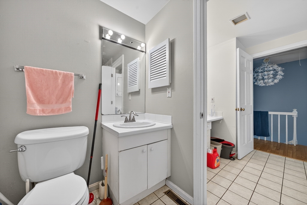 68 Jericho Road, Unit 68 Weston, MA 02493 - Photo 7 of 25 a bathroom with a toilet sink and mirror
