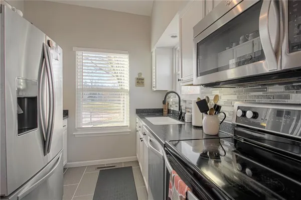 $325,000 | 282 Northeast Bayview Drive, Lee's Summit, MO 64064