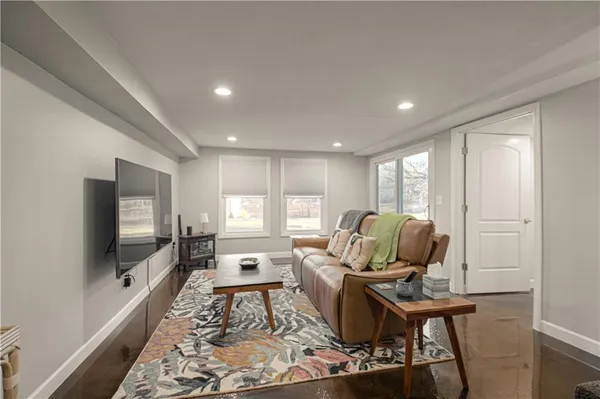 $325,000 | 282 Northeast Bayview Drive, Lee's Summit, MO 64064