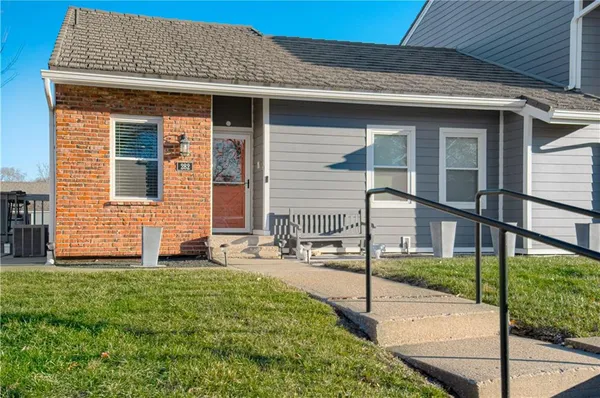 $325,000 | 282 Northeast Bayview Drive, Lee's Summit, MO 64064