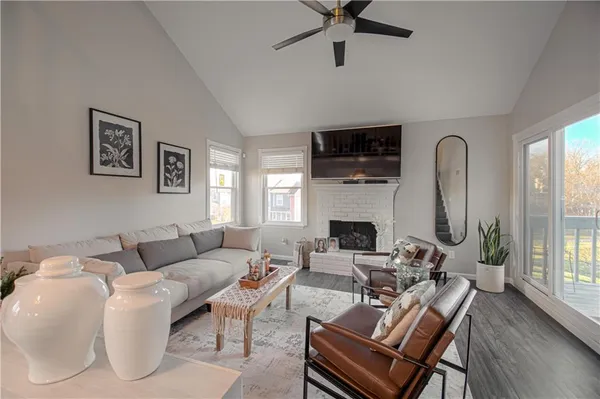 $325,000 | 282 Northeast Bayview Drive, Lee's Summit, MO 64064