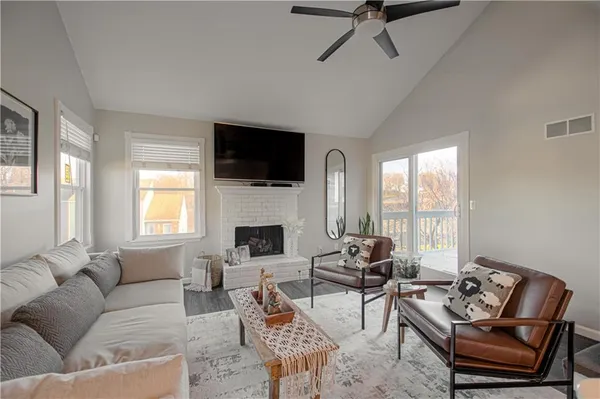 $325,000 | 282 Northeast Bayview Drive, Lee's Summit, MO 64064