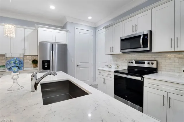 $700,000 | 12973 Pembroke Drive, Naples, FL 34105