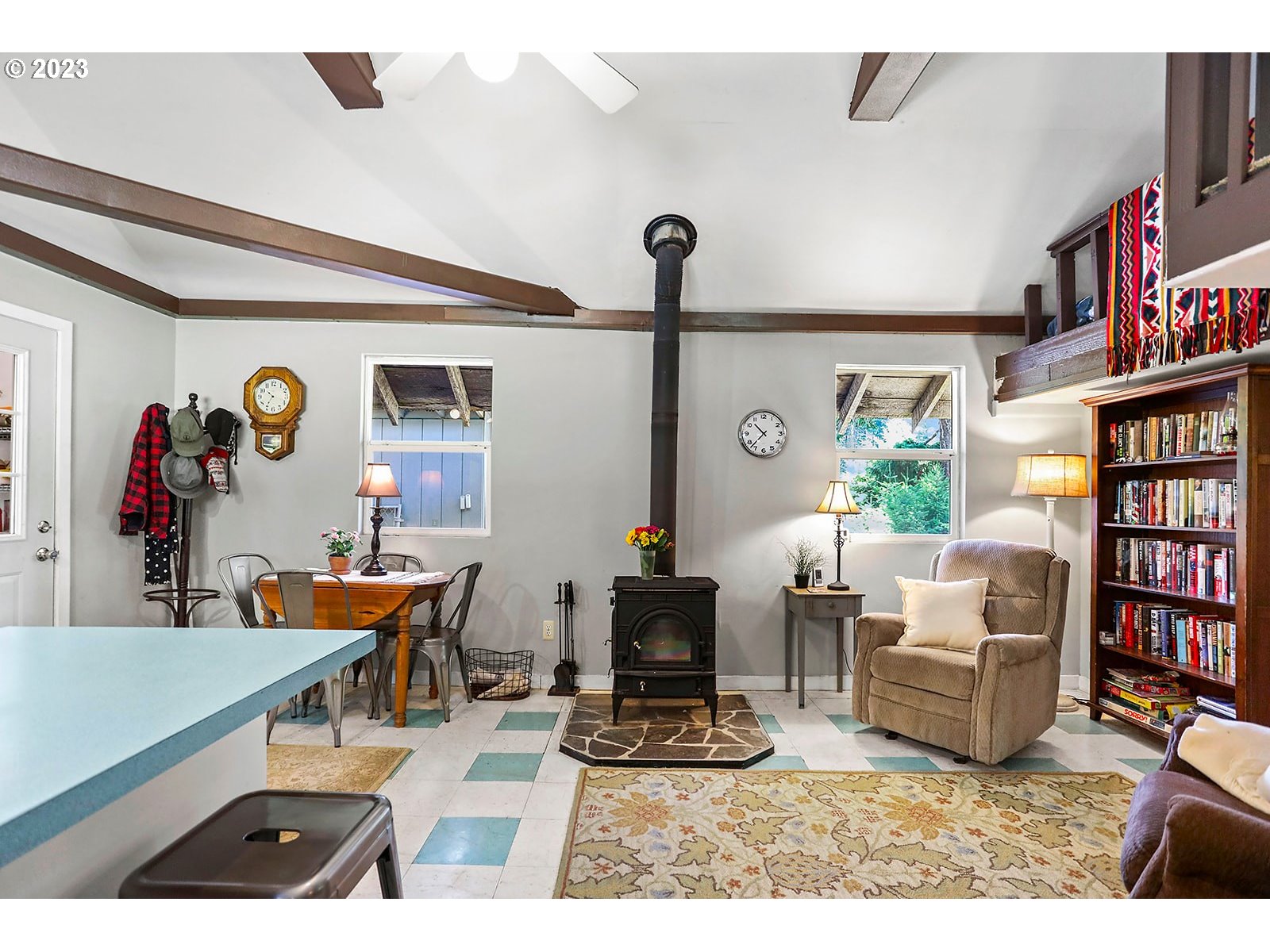 21 Prairie Road Appleton, WA 98602 - Photo 18 of 39 a living room with furniture a bookshelf and a window
