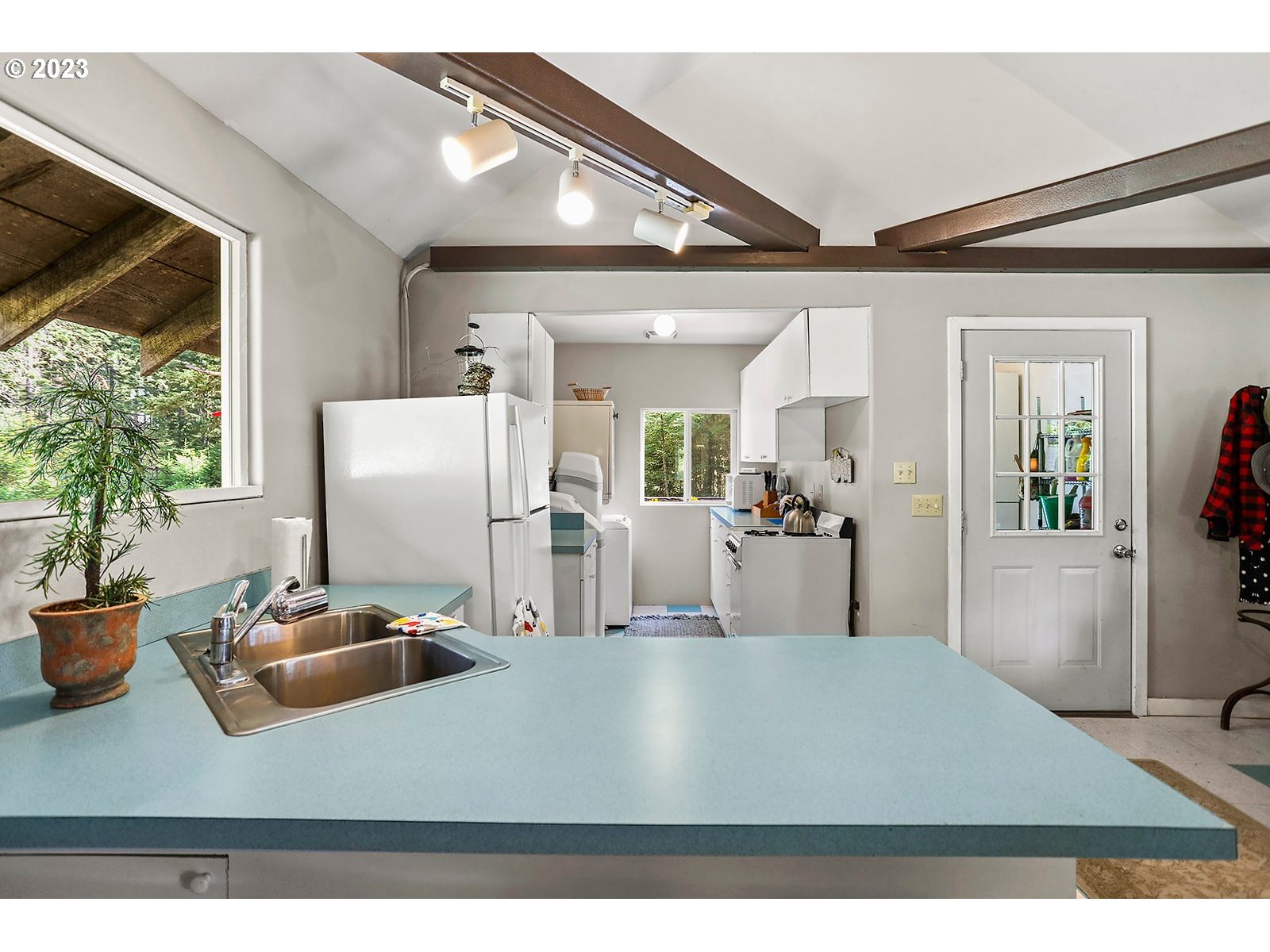 21 Prairie Road Appleton, WA 98602 - Photo 21 of 39 a room with furniture potted plant and large window