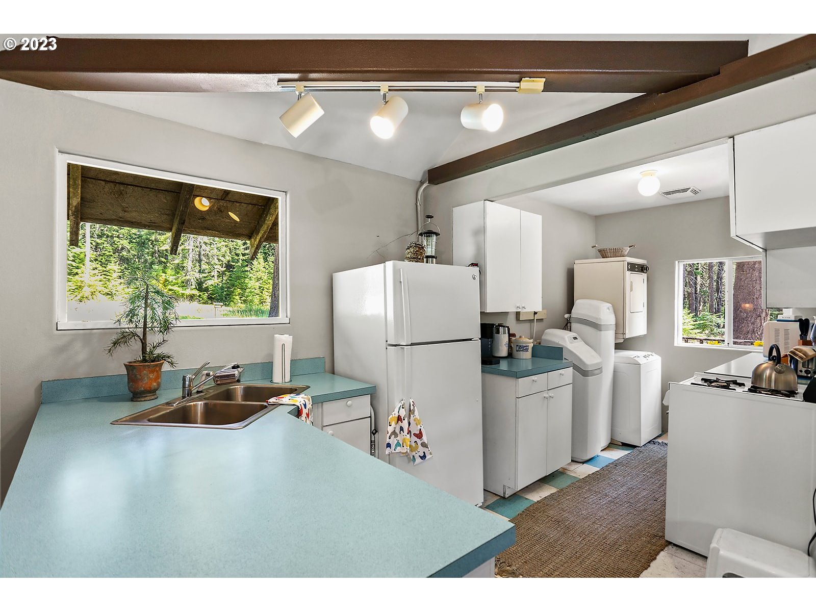 21 Prairie Road Appleton, WA 98602 - Photo 22 of 39 a kitchen with refrigerator and window