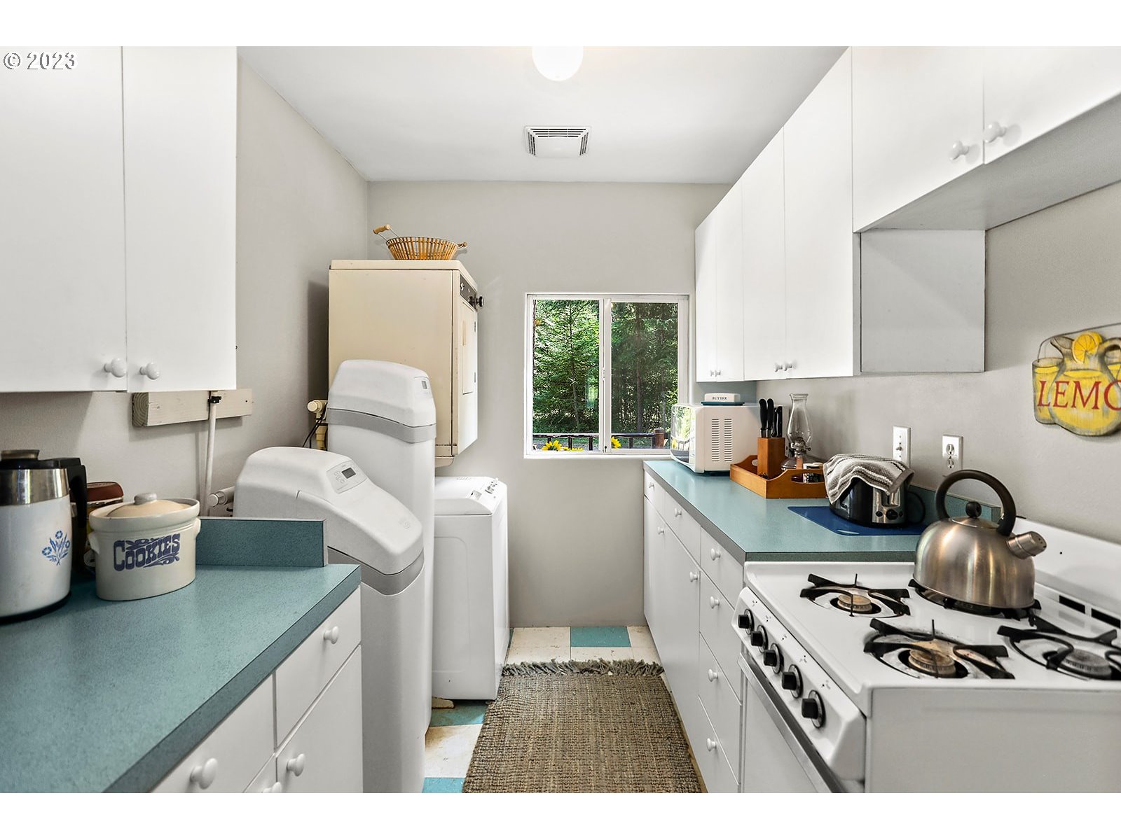 21 Prairie Road Appleton, WA 98602 - Photo 23 of 39 a kitchen with a stove and a white wooden cabinets