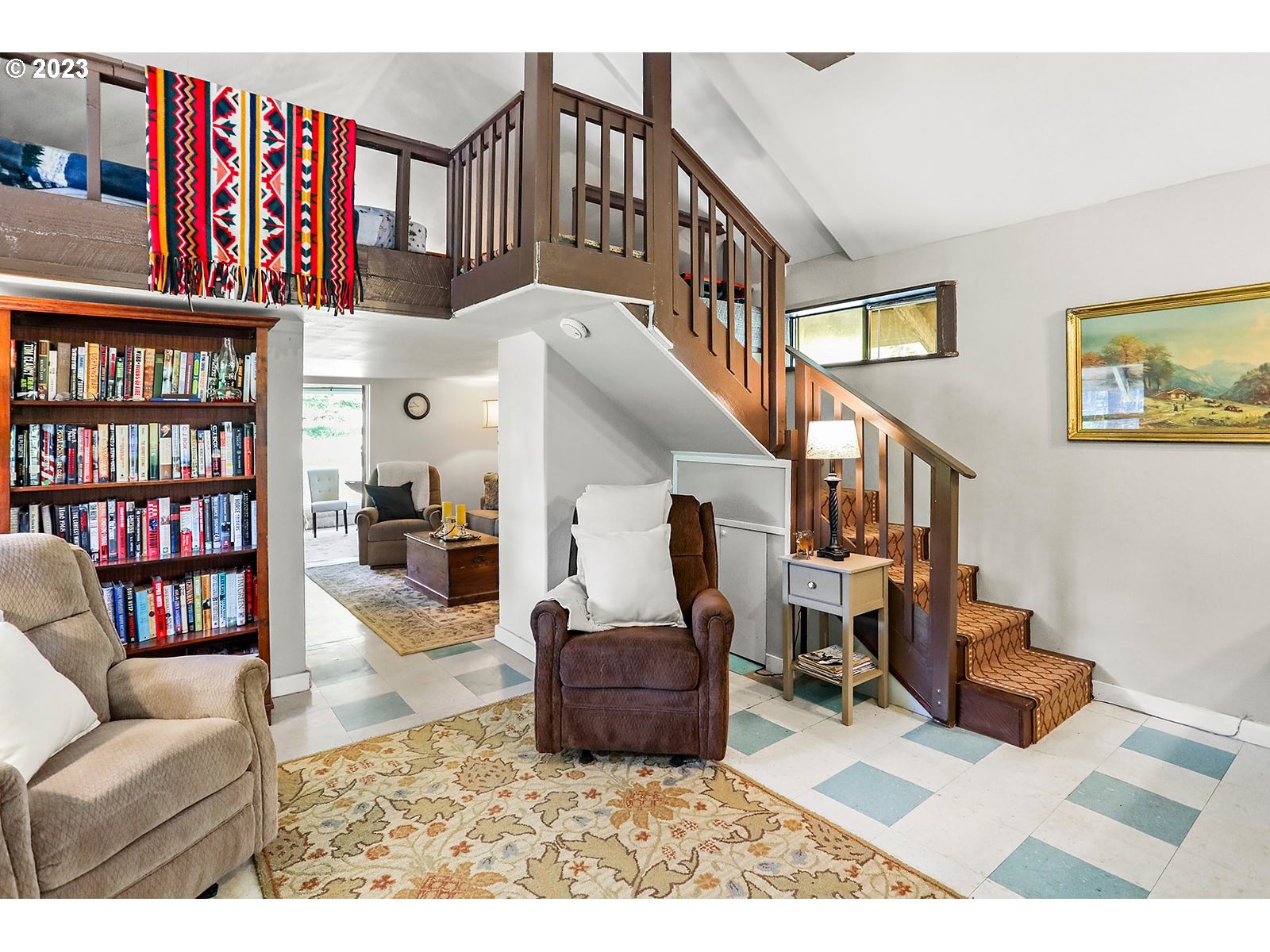 21 Prairie Road Appleton, WA 98602 - Photo 25 of 39 a living room with furniture and a book shelf