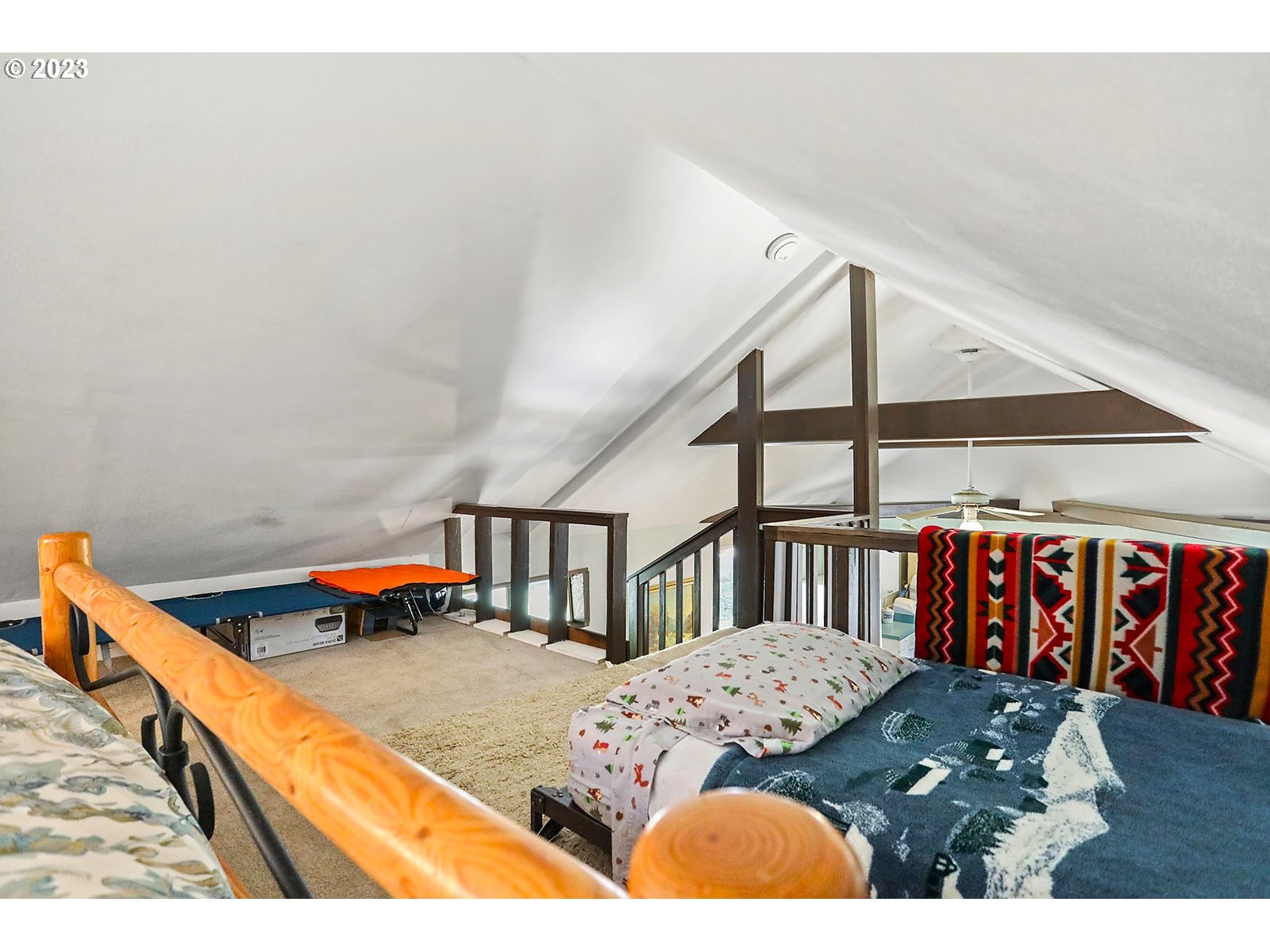 21 Prairie Road Appleton, WA 98602 - Photo 27 of 39 a living room with furniture