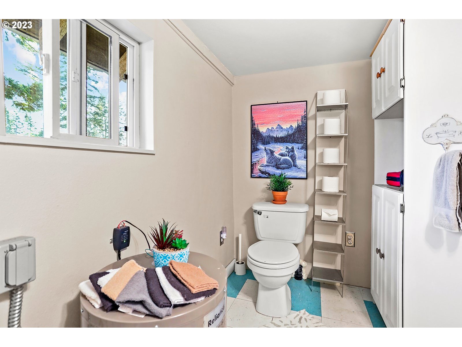 21 Prairie Road Appleton, WA 98602 - Photo 28 of 39 a bathroom with a toilet a sink and a window