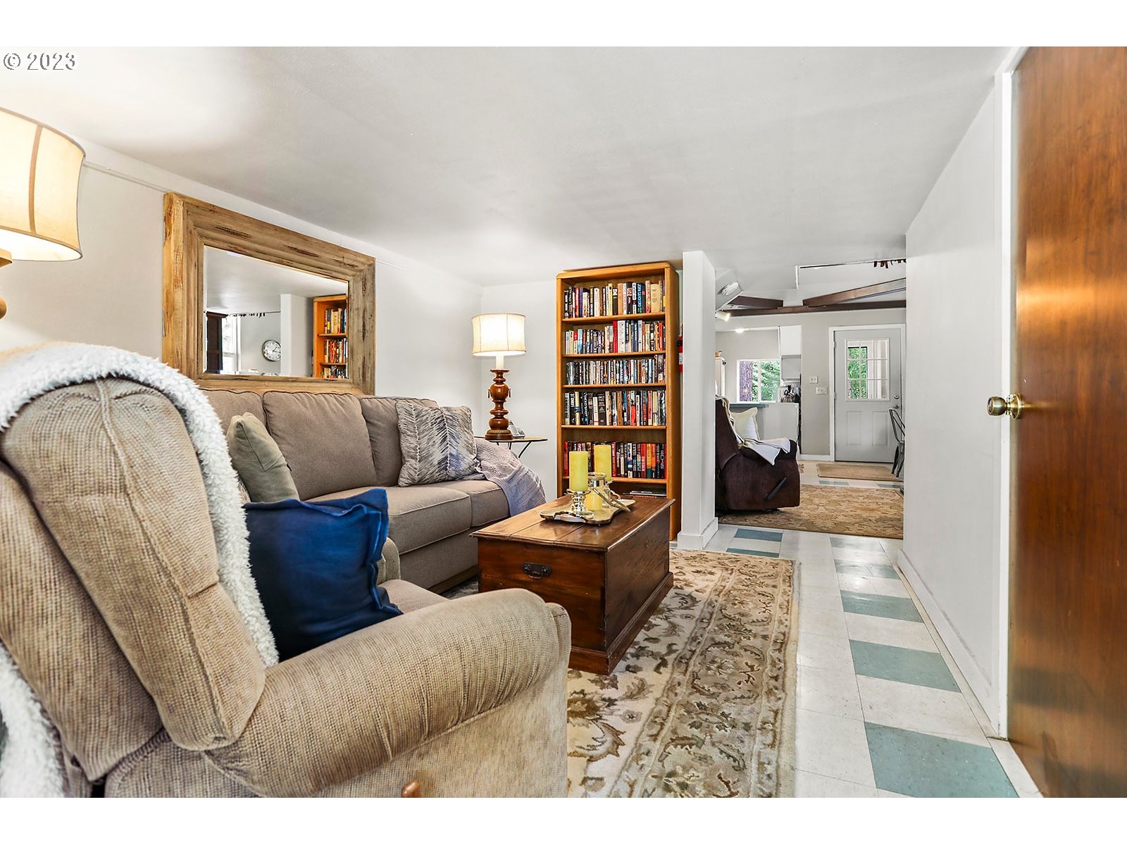 21 Prairie Road Appleton, WA 98602 - Photo 31 of 39 a living room with furniture and a couch