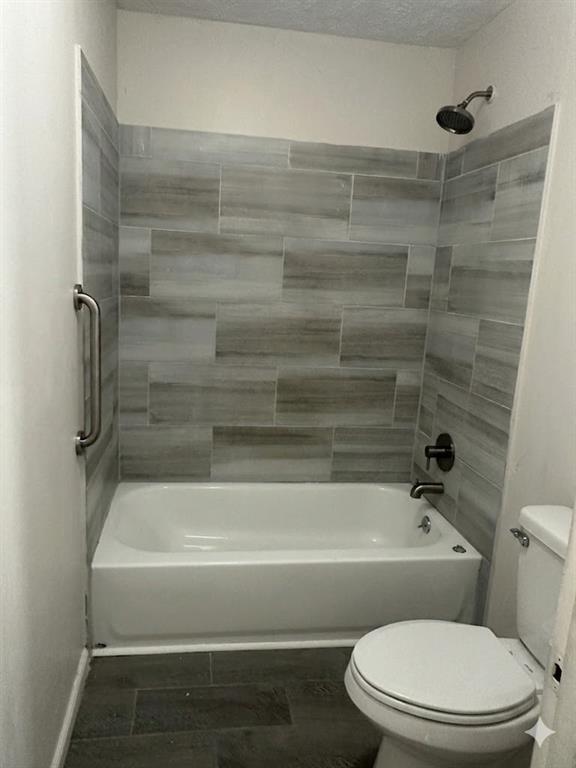 27 Carriage Trace Southeast Cartersville, GA 30121 - Photo 19 of 26 a bathroom with a toilet and bathtub