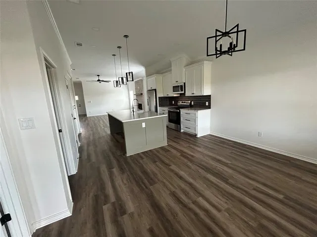 a view of a house with backyard