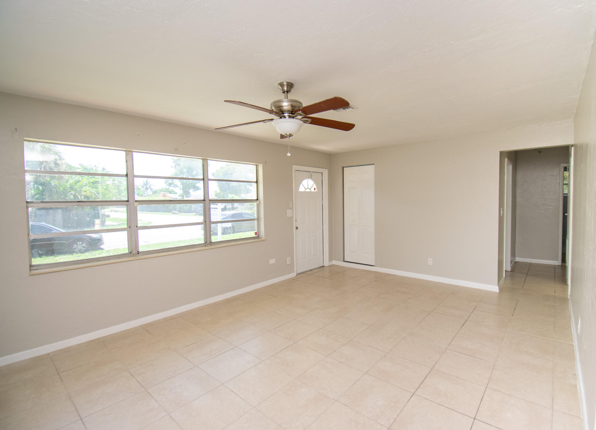 2321 Robin Road West Palm Beach, FL 33409 - Photo 2 of 14 2321 Robin Rd - Living Room