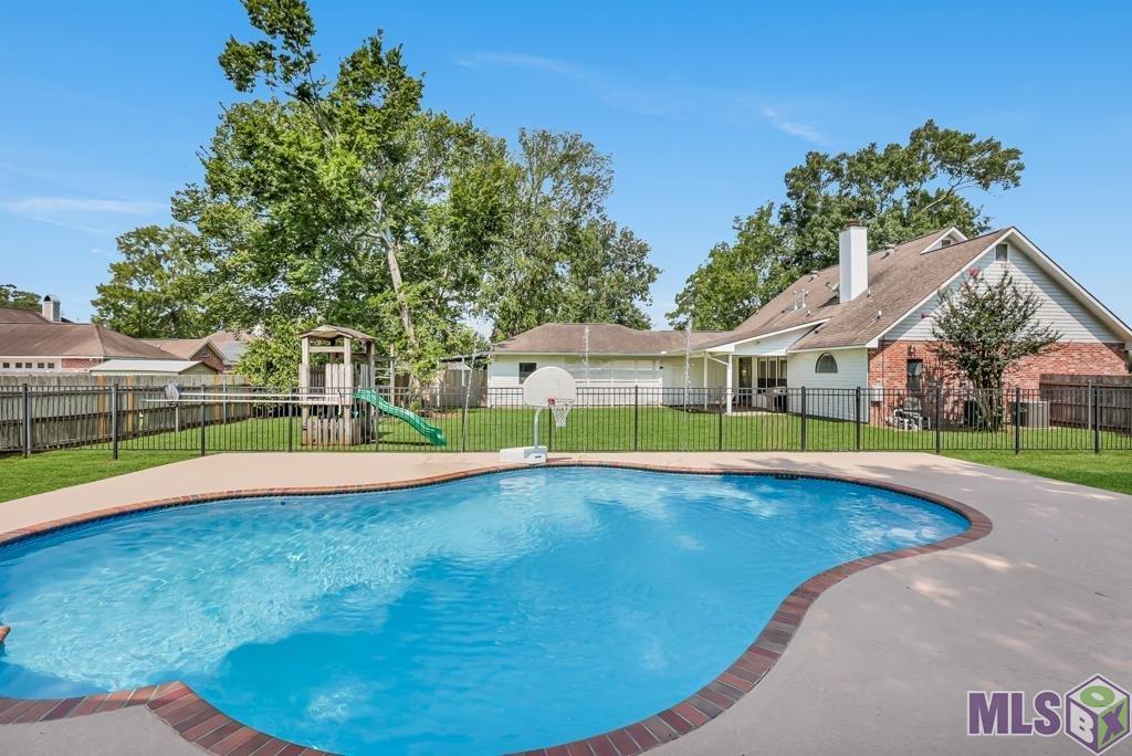 13878 Cypress Ridge Avenue Baton Rouge, LA 70817 - Photo 32 of 40 Gunite Pool W/Sprinkler