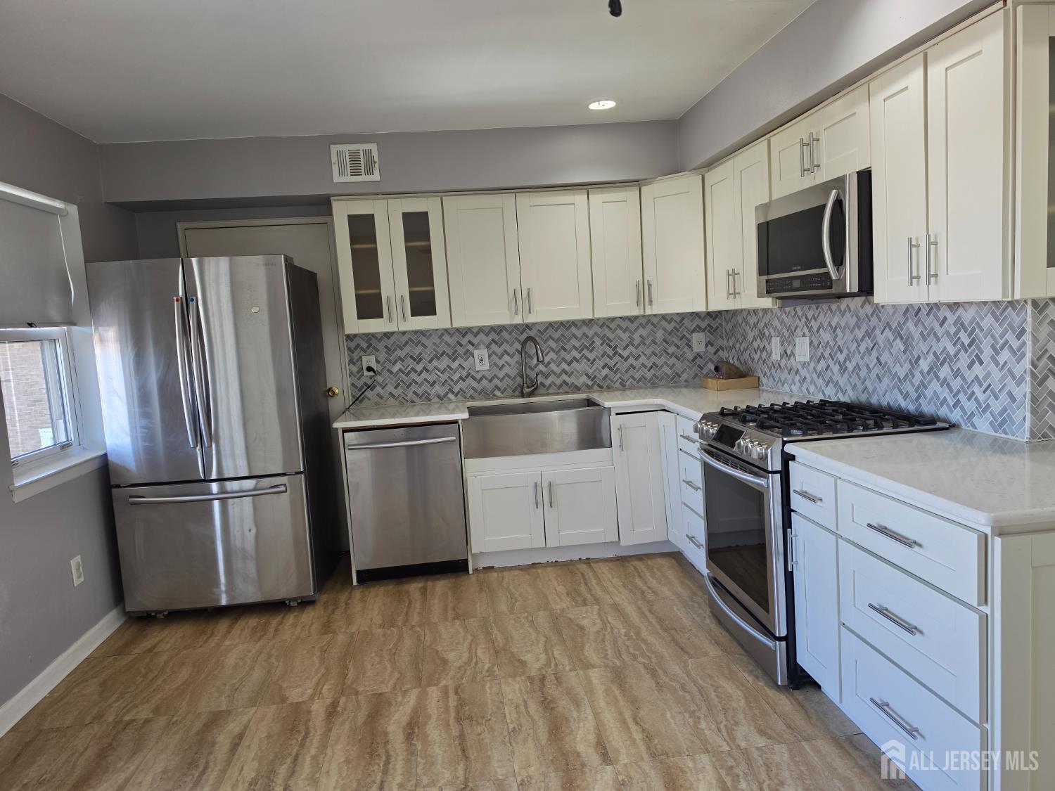 192 Evergreen Road, Unit 7B Edison, NJ 08837 - Photo 14 of 21 a kitchen with granite countertop a refrigerator stove and microwave
