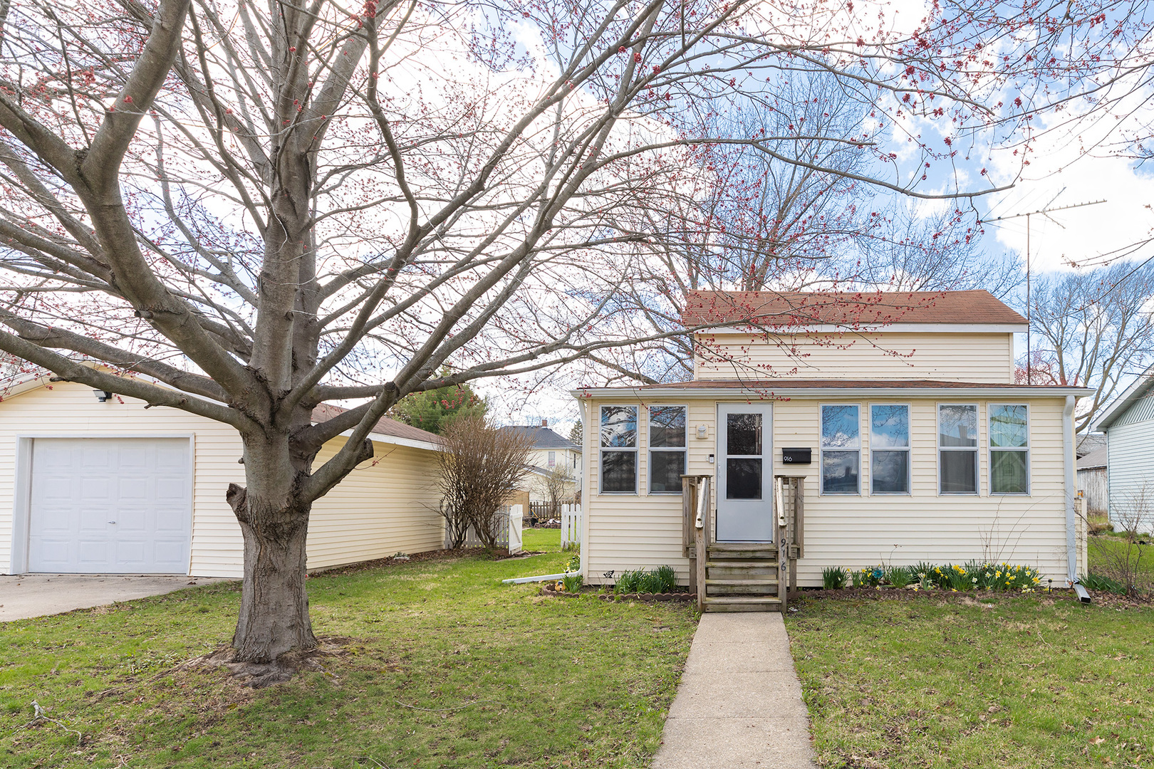 916 North 8th Street Rochelle, IL 61068 - Photo 1 of 16 a view of a house with a yard