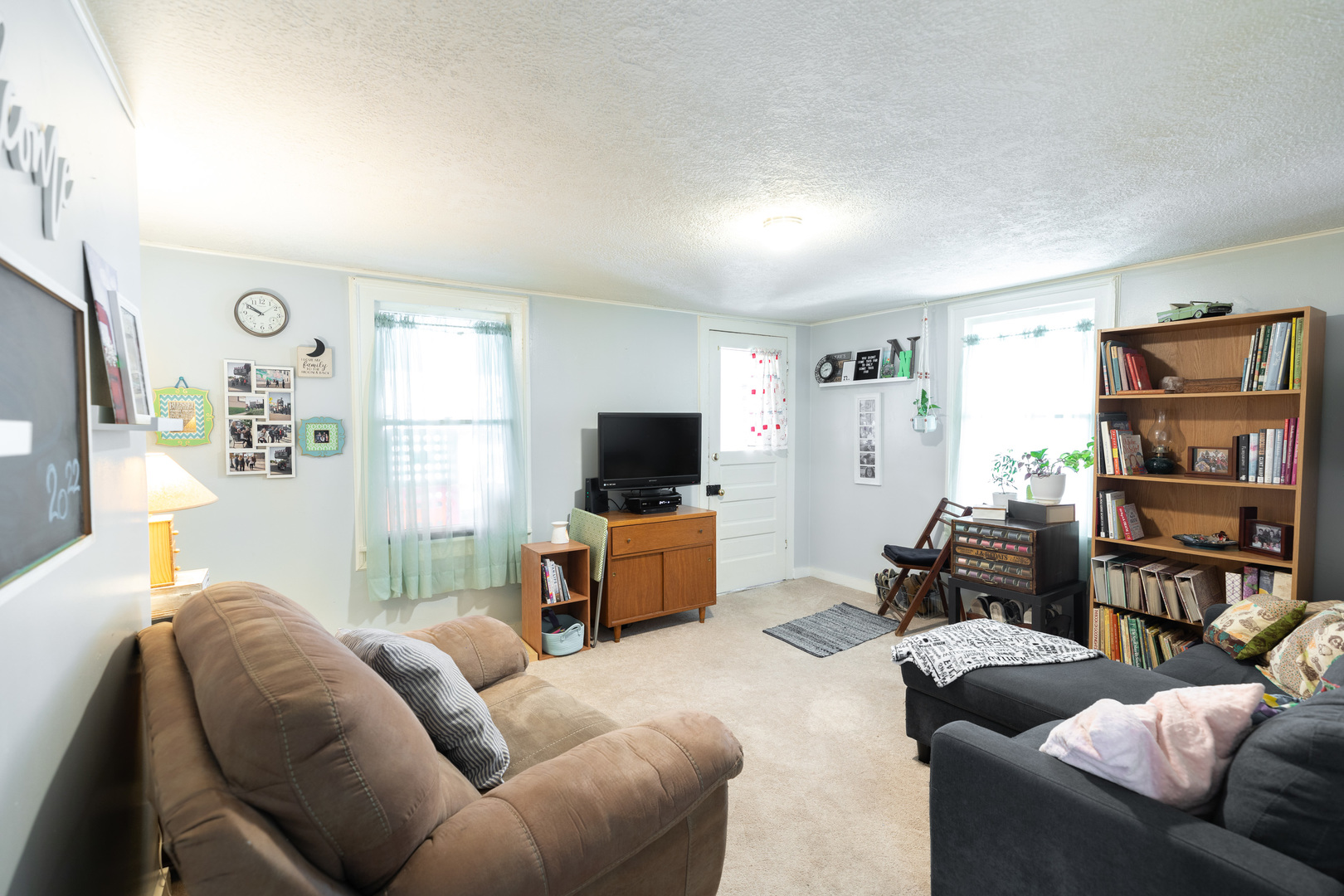 916 North 8th Street Rochelle, IL 61068 - Photo 5 of 16 a living room with furniture and a flat screen tv