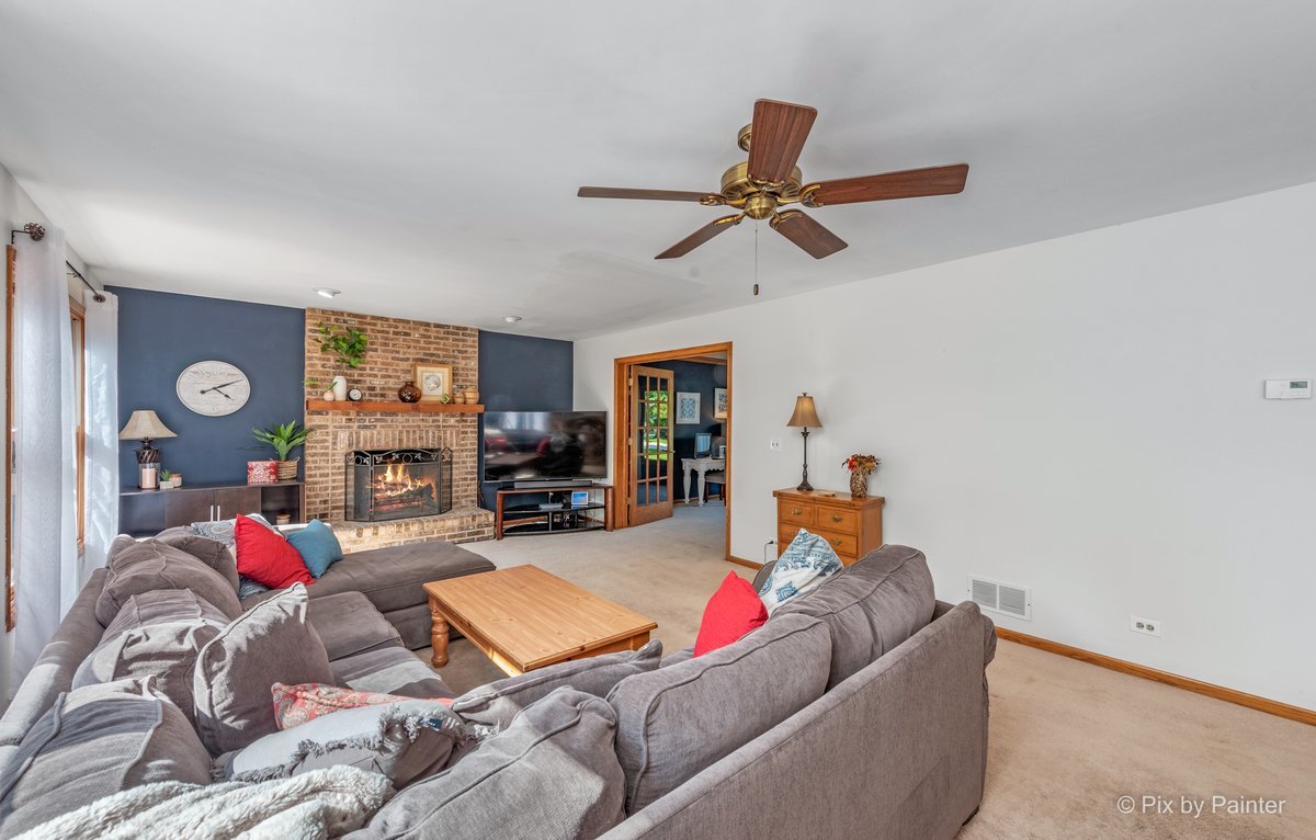 120 Briargate Road Cary, IL 60013 - Photo 13 of 35 a living room with furniture