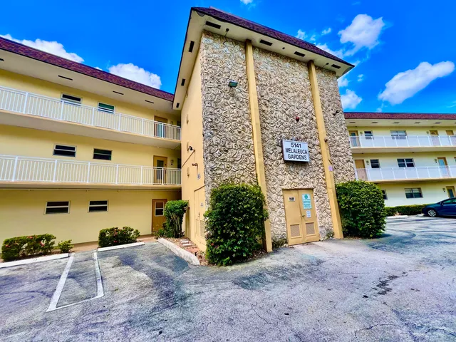 a view of a yard with plants