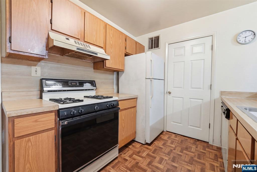 120 Carnegie Place Union, NJ 07088 - Photo 16 of 28 a kitchen with a stove and a refrigerator