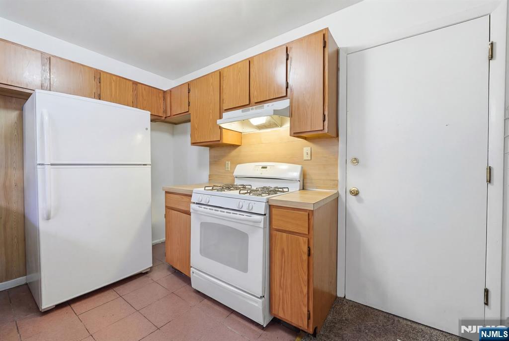 120 Carnegie Place Union, NJ 07088 - Photo 3 of 28 a utility room with dryer and washer