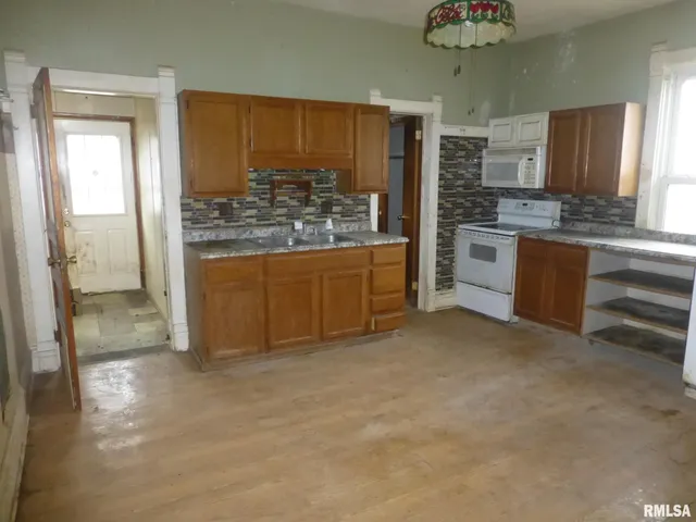 $32,500 | 210 North 2nd Street, Easton, IL 62633