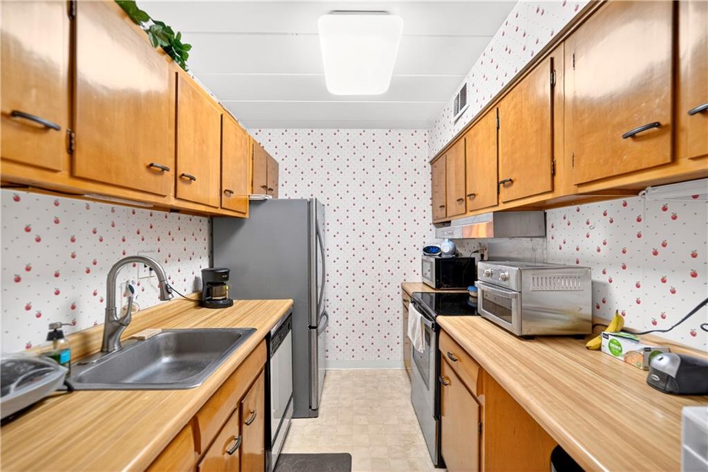 55 Highland Road, Unit 503 Bethel Park, PA 15102 - Photo 13 of 32 Kitchen