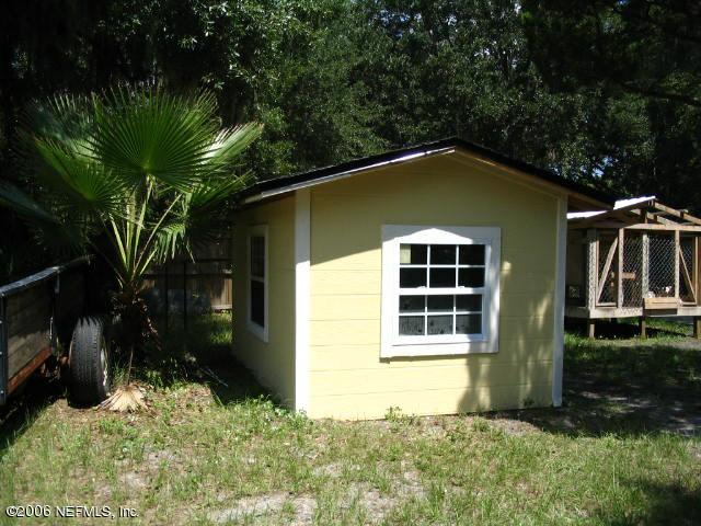 6142 Spring Hammock Road Jacksonville, FL 32226 - Photo 3 of 8 a front view of a house with garden