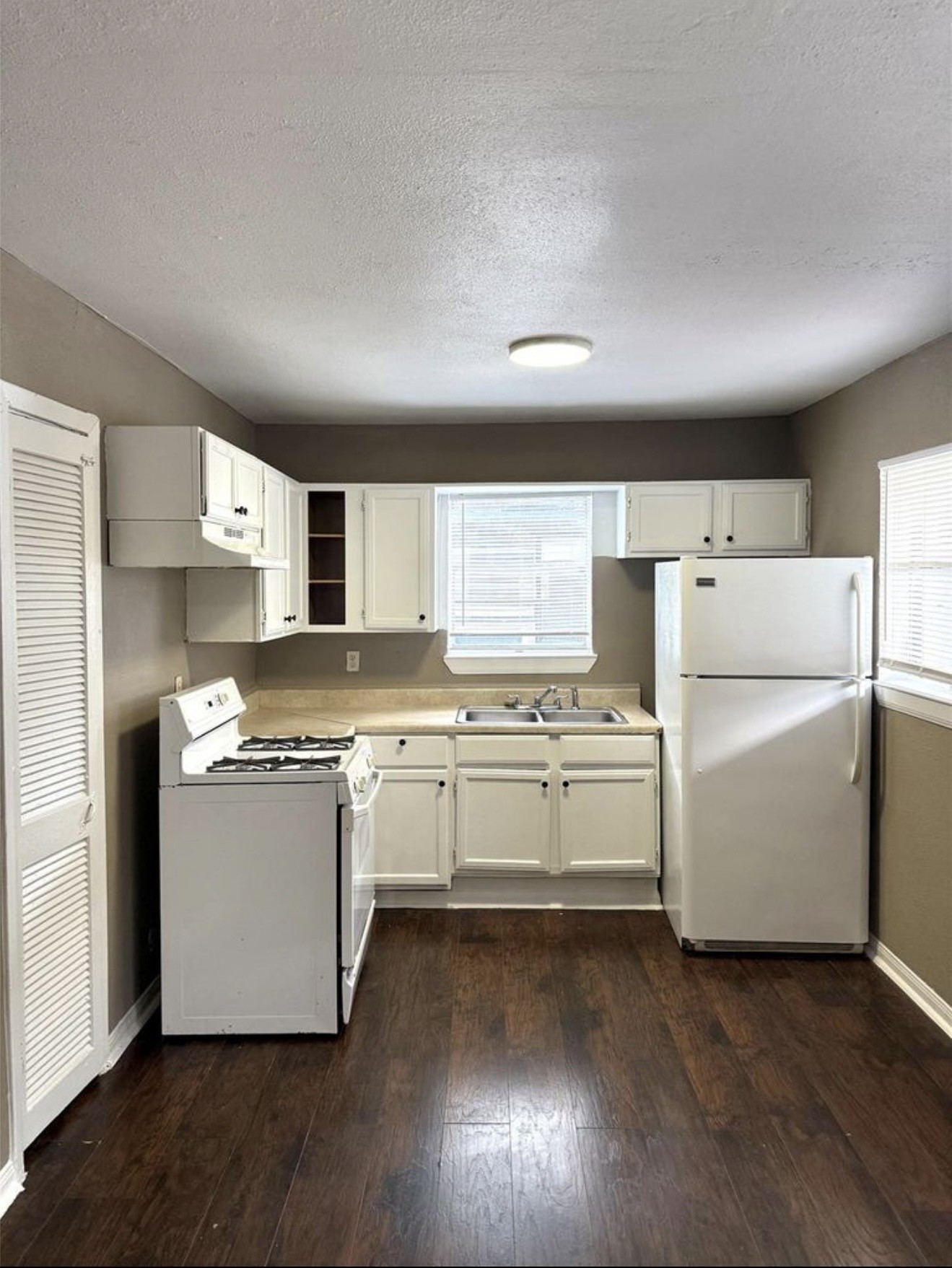 5412 Market Street, Unit 3 Houston, TX 77020 - Photo 4 of 11 a kitchen with appliances a refrigerator and a stove top oven
