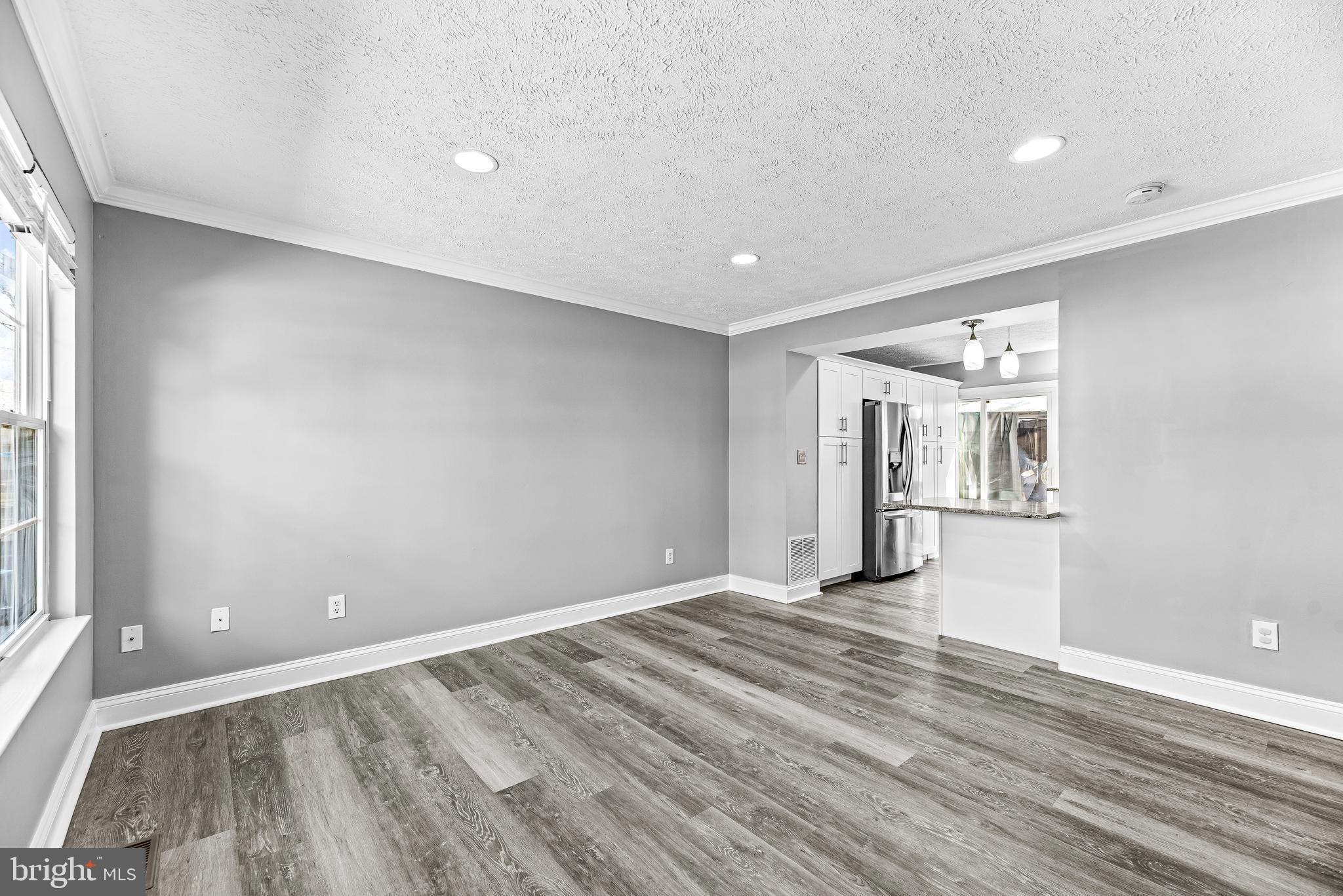 7803 West Shore Road Pasadena, MD 21122 - Photo 3 of 34 Living room