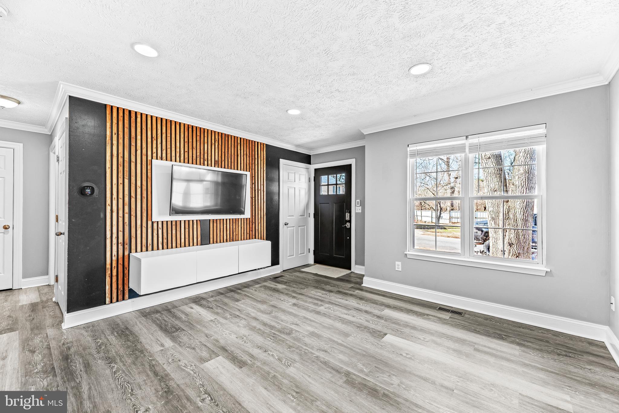 7803 West Shore Road Pasadena, MD 21122 - Photo 5 of 34 living room