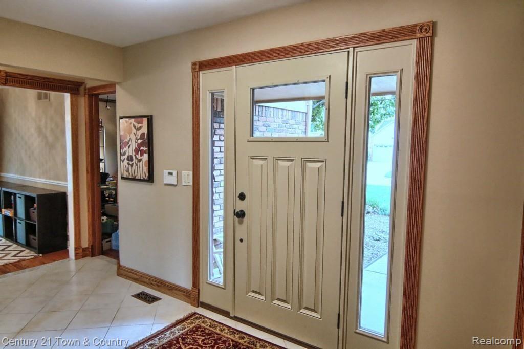 3112 Baypoint Drive Rochester, MI 48309 - Photo 13 of 33 Foyer.jpg