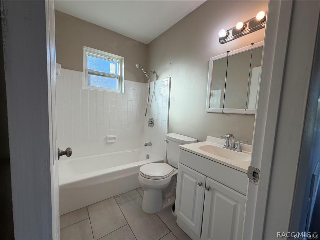 405 Copperfield Road Spring Hill, FL 34606 - Photo 16 of 25 a bathroom with a sink toilet vanity and tub