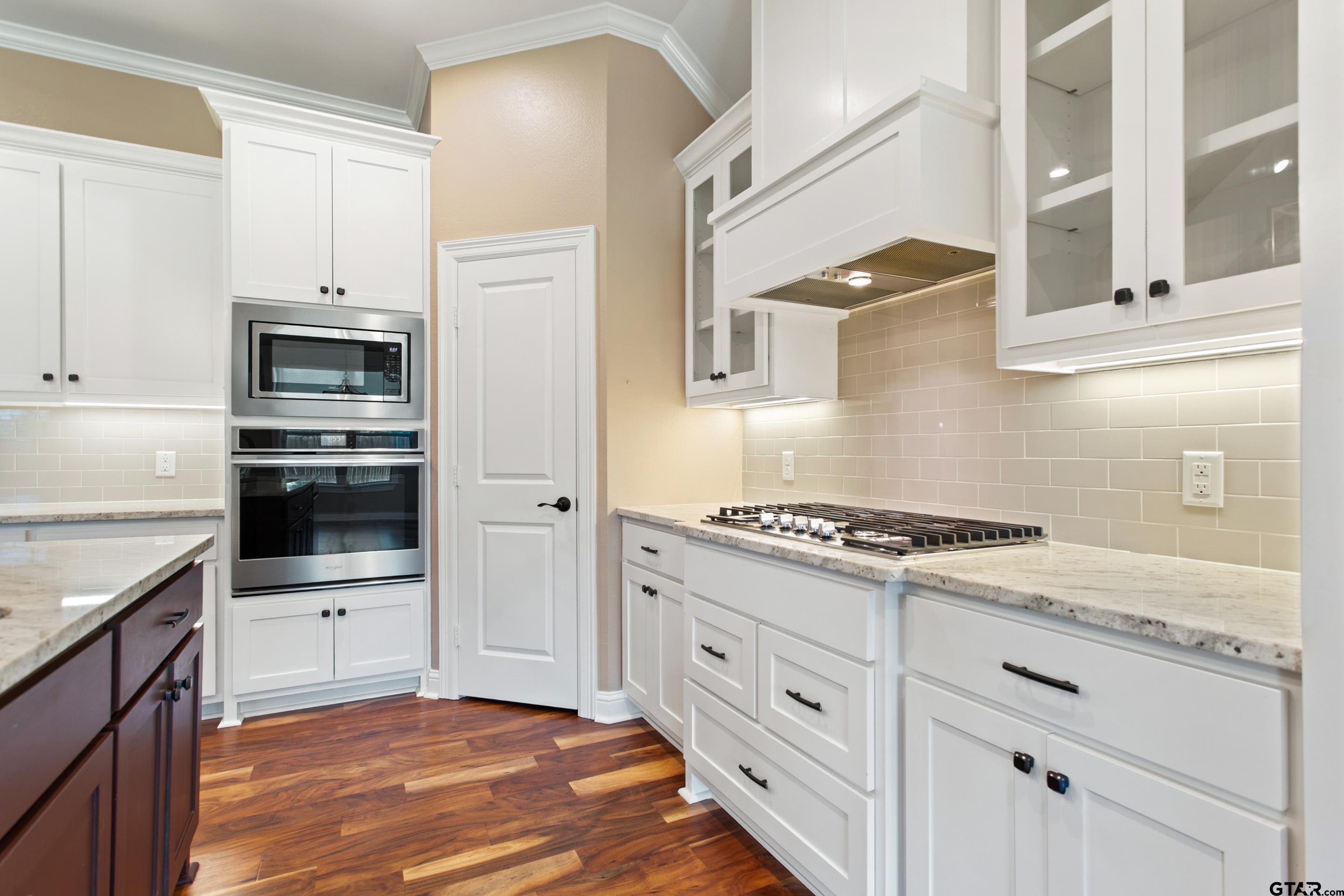 105 Nathan Road Chandler, TX 75758 - Photo 11 of 36 a kitchen with granite countertop a stove and a refrigerator
