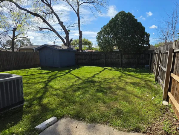a view of a backyard