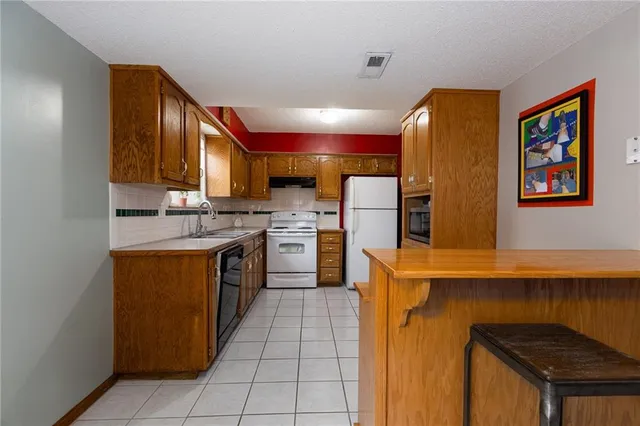 $230,000 | 1836 Chickadee Drive, Liberty, MO 64068