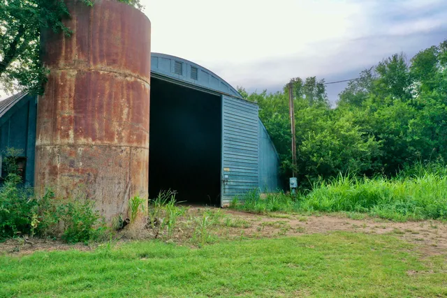 a view of a back yard