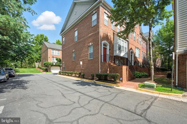 $999,990 | 8015 Reserve Way, Vienna, VA 22182