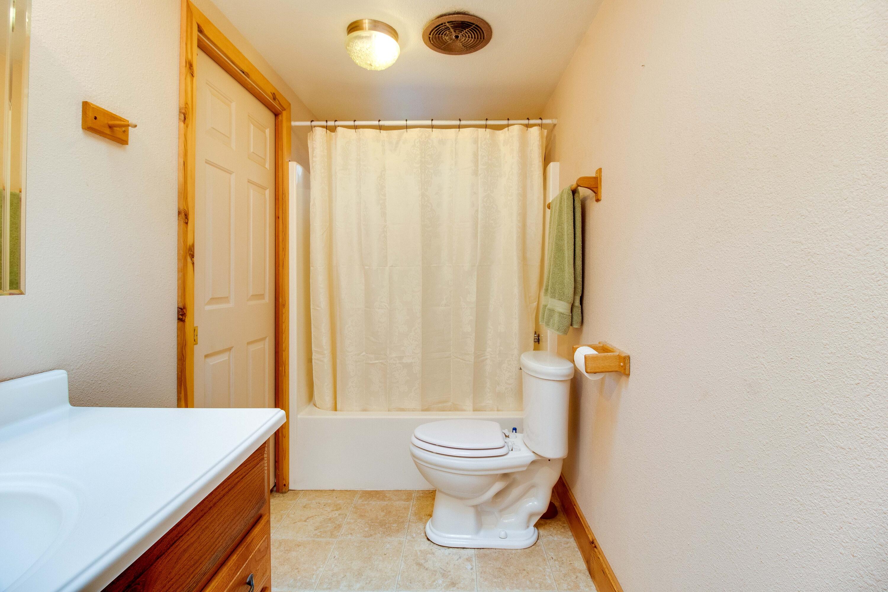 52645 Ranch Drive La Pine, OR 97739 - Photo 19 of 38 Guest Bathroom