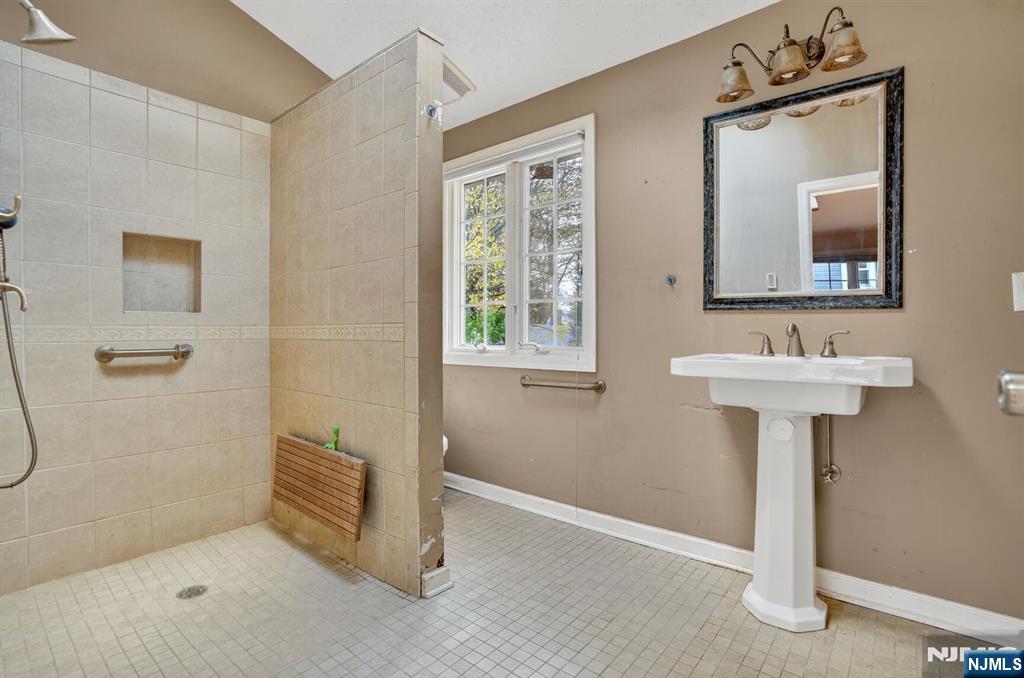 127 Harper Terrace Cedar Grove, NJ 07009 - Photo 8 of 17