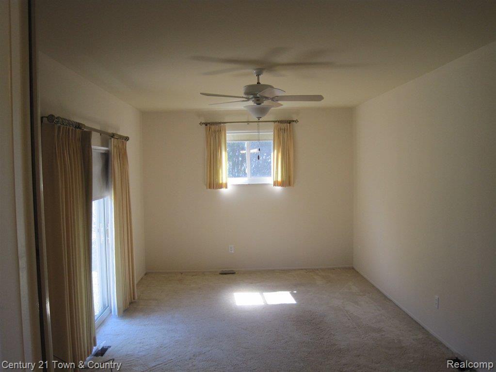 640 Ridge Road Walled Lake, MI 48390 - Photo 5 of 16 Family Room